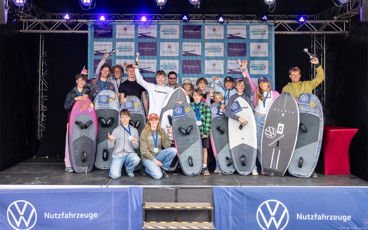 Die Teilnehmer des California Wingfoil Masters auf dem Podium