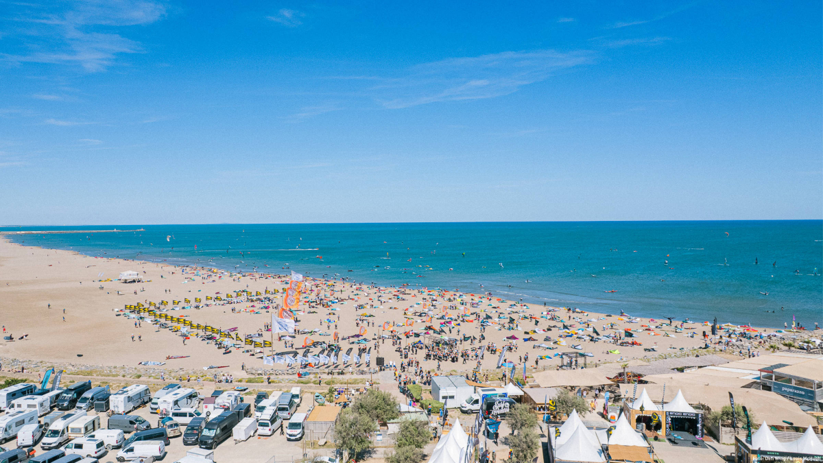 Die Location des Defi Wing 2025 am Strand bei Gruissan