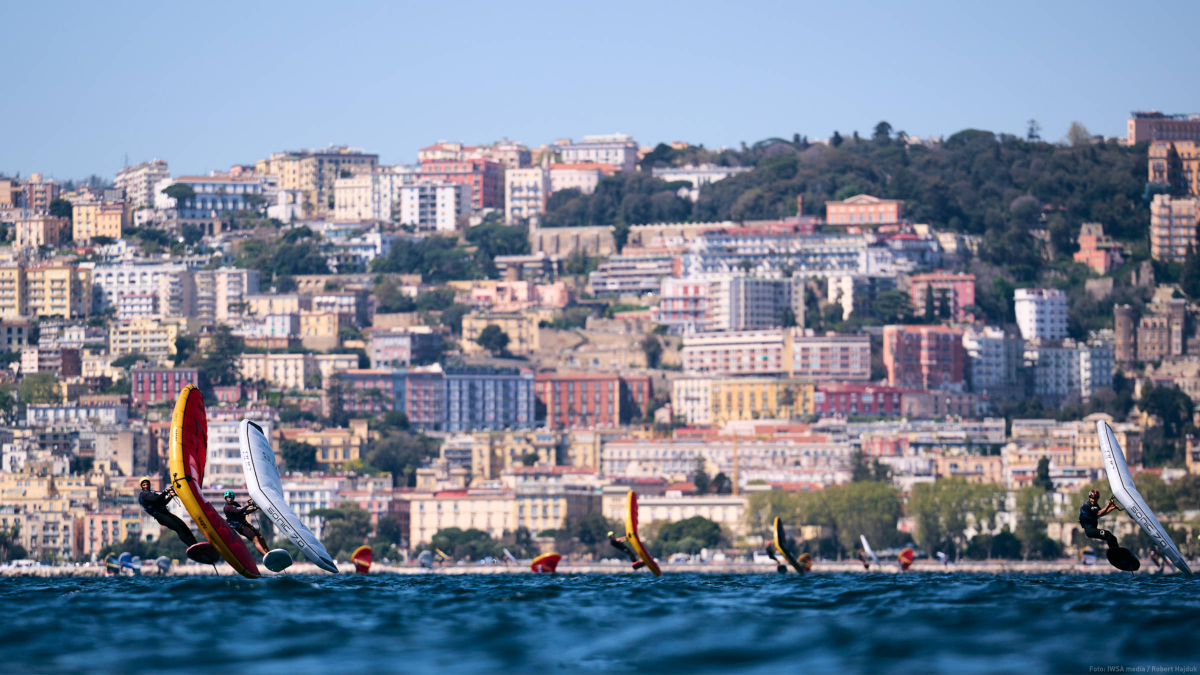 Wingfoil-Races im Golf von Neapel