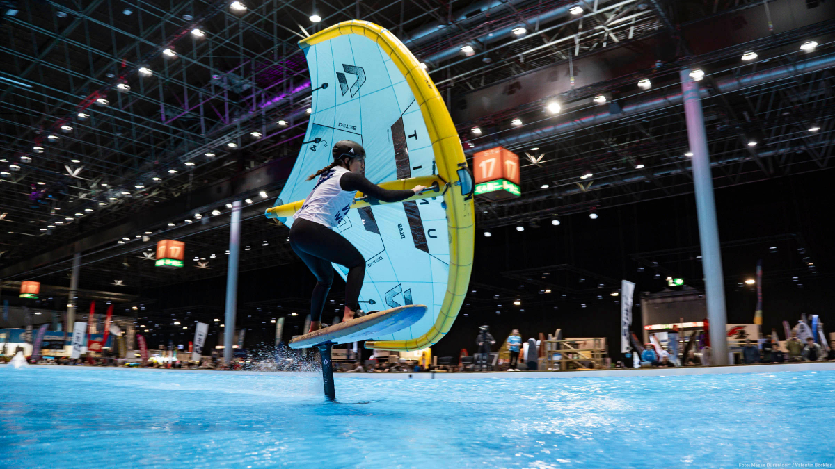 Nia Suardiaz beim GWA Indoor Wingfoil World Cup in Düsseldorf