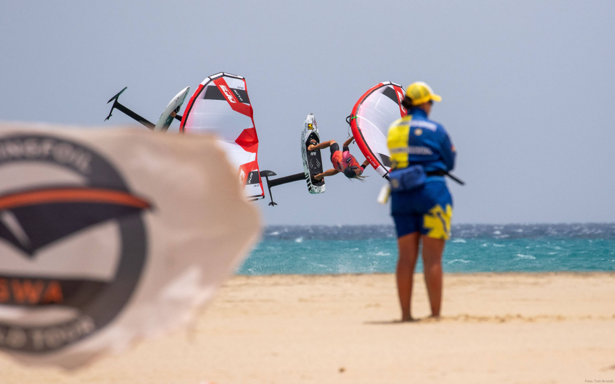 Wingfoil-Ballet am Strand von Sotavento