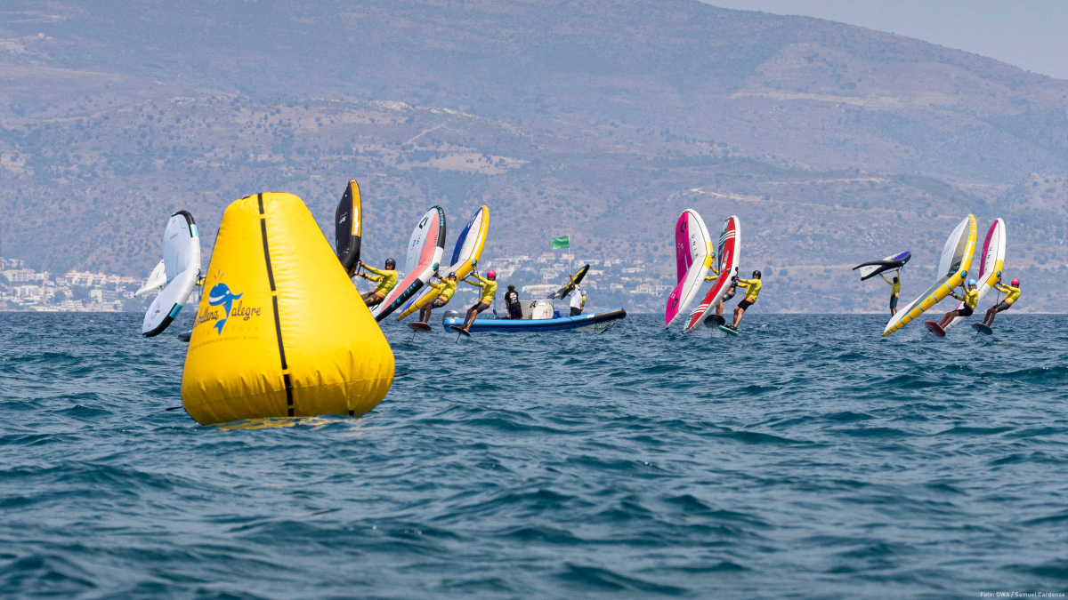 Freefly-Slalom der Wingfoiler