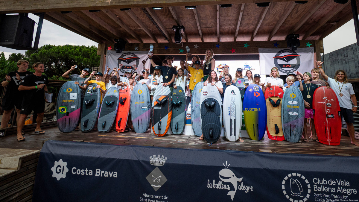 Die Teilnehmerinnnen und Teilnehmer der GWA Youth Wingfoil World Championship 2025 an der Costa Brava