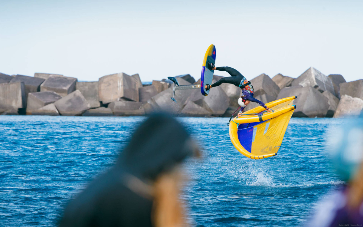 Nia Suardiaz gewinnt den Surf-Freestyle Contest bei den Frauen