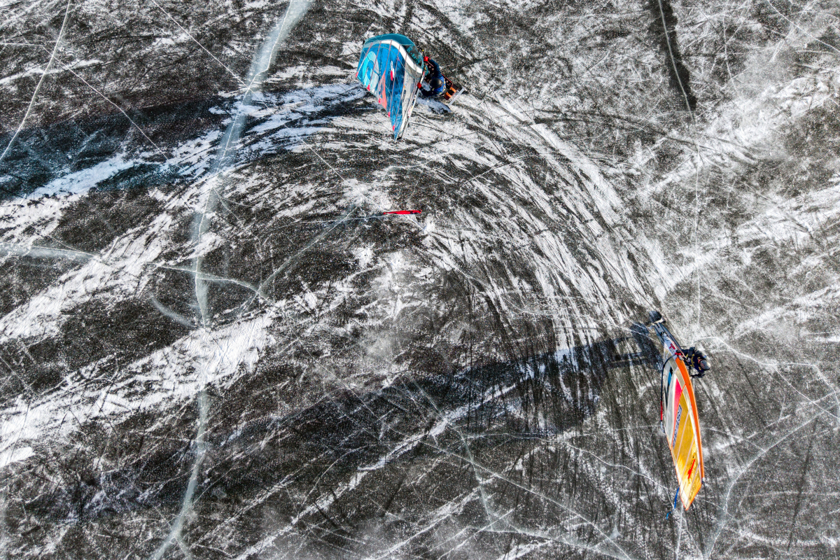 Enges Carven um die Halsenfahne