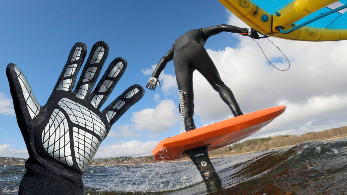 Im Test beim Wingfoilen: der 1mm Titanium Thermo Neoprenhandschuh von Camaro